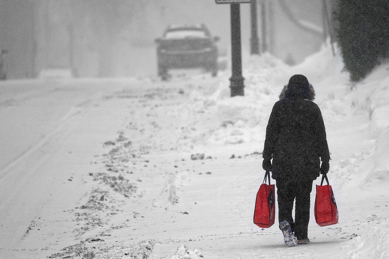 personne marchant en ville