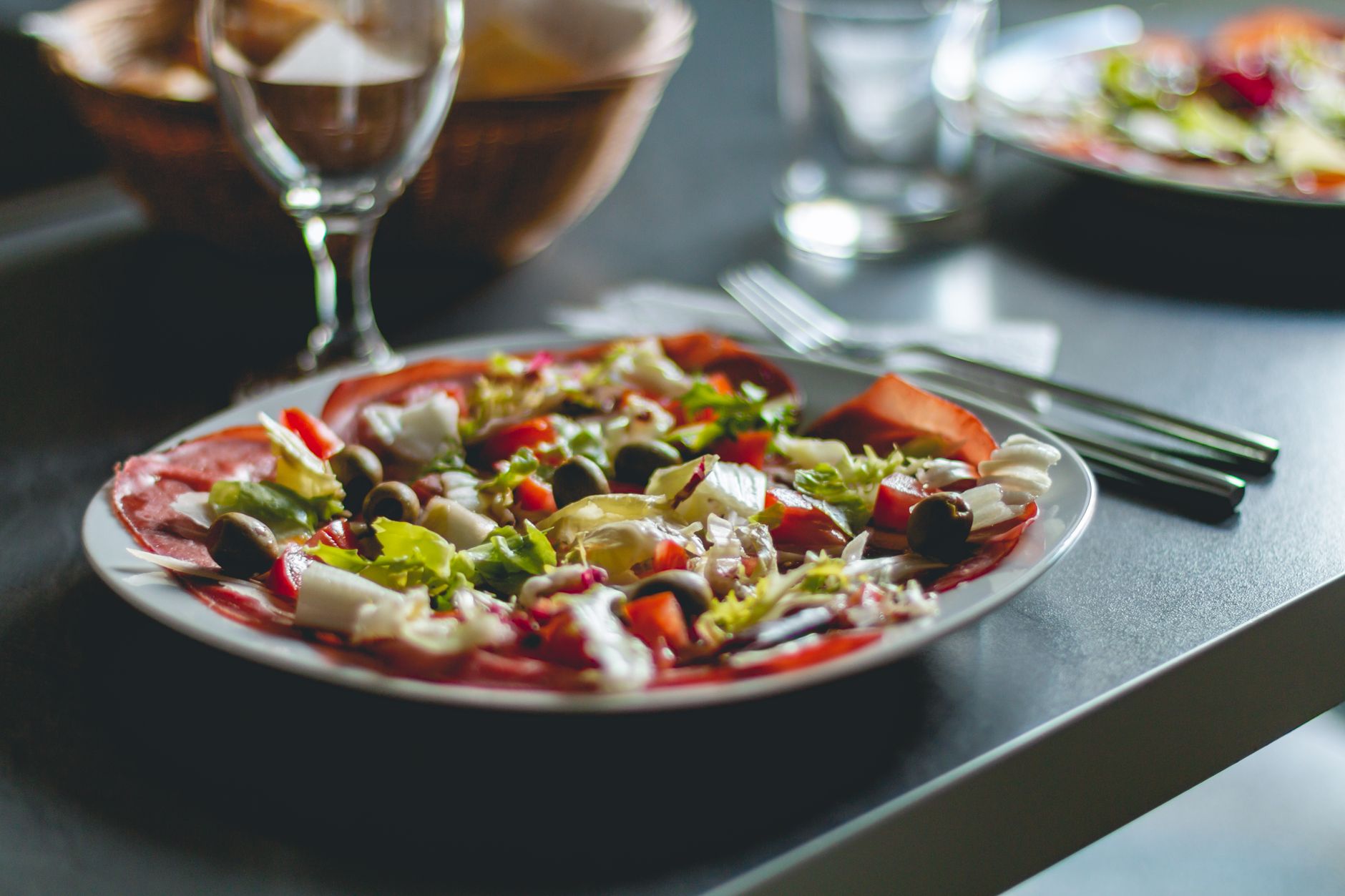 assiette méditerranéenne colorée