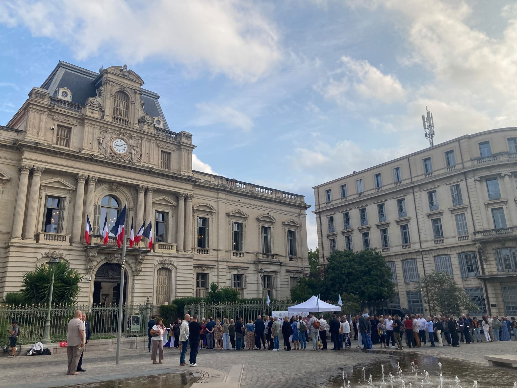 Bureau de vote à Montpellier avec urnes et bulletins pour les élections municipales