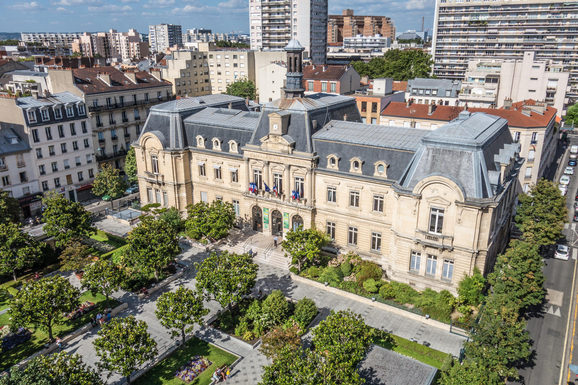 Façade de l'hôtel de ville de Clichy-la-Garenne, mairie de Clichy dans les Hauts-de-Seine