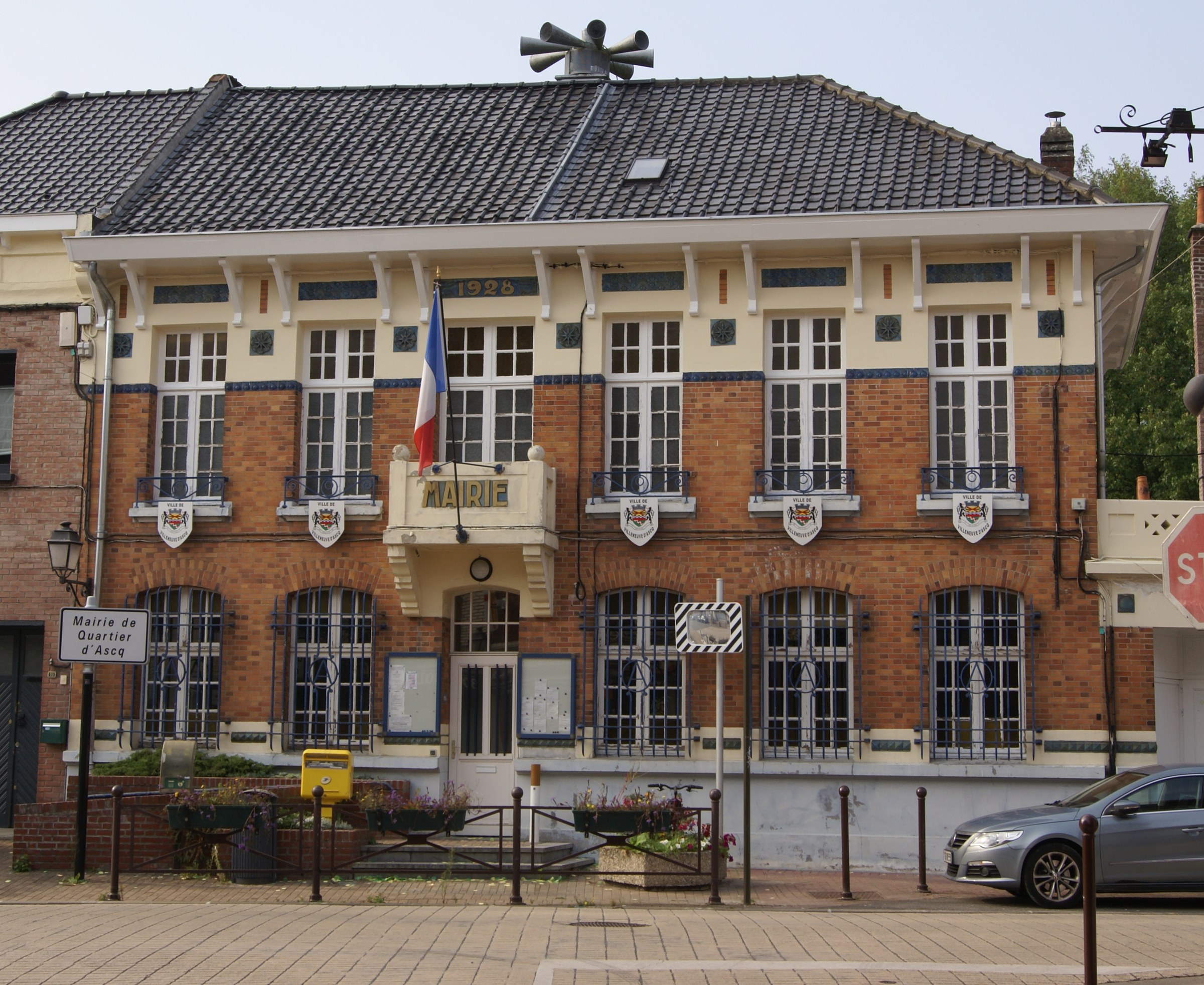 Entrée de l'hôtel de ville de Villeneuve-d'Ascq et son parvis