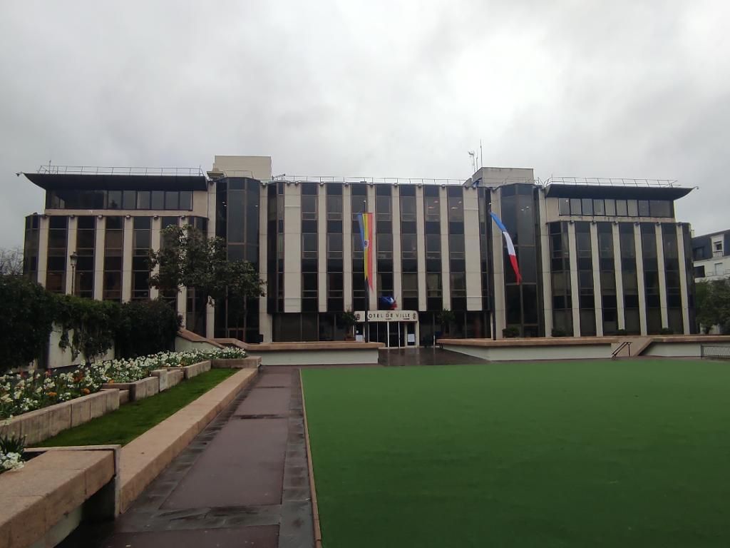 Façade de la mairie de Rueil-Malmaison, boulevard du Maréchal Foch