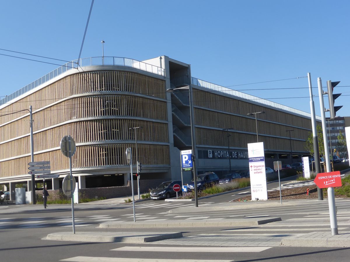 Bâtiment et entrée de l'hôpital de Hautepierre à Strasbourg